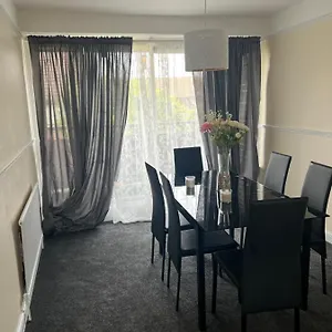  Homestay Stunning 3 Bedroom Property- Large